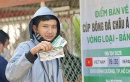 Người hâm mộ xếp hàng dài, chờ hơn 3 giờ mua vé xem tuyển Việt Nam