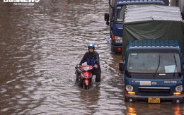 Đường phố ngập sâu, người Hà Nội bì bõm lội nước đi làm rồi bất lực quay về