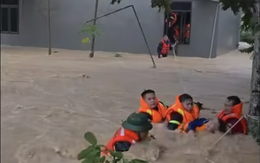 Ròng dây thừng giải cứu 5 người trong gia đình mắc kẹt giữa dòng lũ xiết