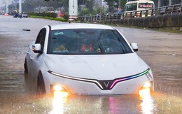 Hà Nội phố thành sông, giao thông tê liệt, xe máy 'rồng rắn' leo cao tốc giữa biển nước