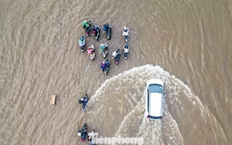 Xe máy ‘rẽ sóng’ giữa phố, tìm đường lên cao tốc tránh ngập tại Hà Nội