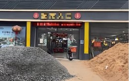 Thấy siêu thị đông khách, chủ mặt bằng tăng giá tiền thuê từ 629 triệu lên 1,6 tỷ đồng/năm, bị từ chối thì đổ đá, cát chặn trước cửa: “Không đồng ý tôi lại đổ thêm”