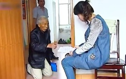 Người cha ung thư quỳ gối xin con gái ký tên vào di chúc, cô lạnh lùng quay đi và đáp: "Dựa vào đâu mà tôi phải làm thế?"