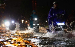 Hình ảnh xe lội nước, “sóng đánh” trên một tuyến đường ở TP HCM