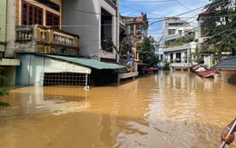 Lũ lịch sử 60 năm ở Thái Nguyên, dân bắc thang lên tầng 2 chạy lụt