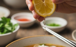 Điều gì xảy ra khi vắt chanh vào phở bò?