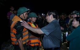 Nước lũ tràn nền đường sắt, người dân phải sơ tán, Thủ tướng trong đêm đến hiện trường