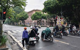 Tài xế dừng đèn đỏ, tay sử dụng điện thoại di động có bị xử phạt?