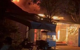 CLIP: Cháy nhà lúc rạng sáng, 2 mẹ con thương vong