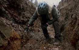 Hứng đòn đau vì Trung Quốc chặn mặt hàng Mỹ không thể sản xuất dù chỉ 1 gram, người dân bỏ qua cả vàng để săn lùng kho báu: Liệu có thoát phụ thuộc Bắc Kinh?