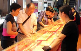 Đôi vợ chồng vào tiệm vàng mua hết 2 tỷ đồng, vừa bước ra cảnh sát lập tức ập đến