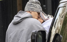 "Tóm dính" con trai Beckham khoá môi bạn gái sexy bên siêu xe Porsche 5 tỷ