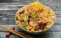 Bệnh viện kích hoạt "luồng ưu tiên" cứu người đàn ông nguy kịch vì ăn cơm rang làm bằng cơm nguội để trong tủ lạnh 2 ngày