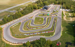 Hai chiếc xe điện VinFast mới tinh xuất hiện ở một trường đua châu Âu: Sắp mở bán tại nước sát Ukraine