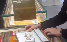 Bé gái thử đeo chiếc vòng vàng vào tay, 10 giây sau bị đòi bồi thường gần 4 triệu đồng: Cảnh sát vào cuộc, bên bán có phản ứng lạ