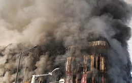 Cận cảnh đám cháy lớn trùm tòa nhà 193.000m², hàng triệu kiện hàng bị thiêu rụi