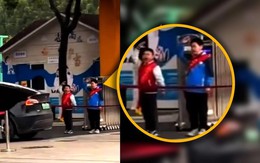 Trường học ở Trung Quốc bắt học sinh đứng chào giáo viên lái ô tô vào