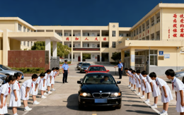 Học sinh đứng trong tiết trời lạnh cóng chào đón thầy cô ngồi trong ô tô ấm: Xứ tỷ dân dậy sóng phẫn nộ!