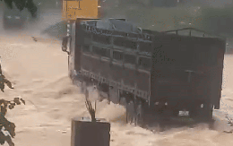 CLIP: Khoảnh khắc xe đầu kéo bị nước lũ cuốn trôi, tài xế mất tích