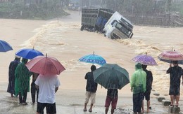 Xe tải bị lũ cuốn trôi, tài xế leo lên cabin đợi ứng cứu nhưng không kịp