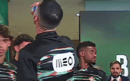 Ronaldo uống nước ngọt có gì mà gây sốc?