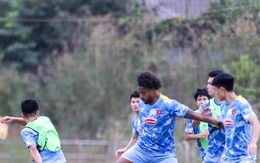 Nguyễn Xuân Son báo tin cực vui với HLV Kim Sang-sik trước trận gặp Lào