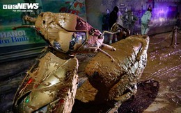 Bùn nhão tràn khắp đường, hàng loạt xe máy ngã sõng soài ở Hà Nội