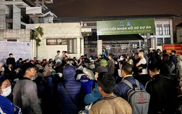 Vật vã thức xuyên đêm chờ nộp hồ sơ mua nhà xã hội ở Hà Nội