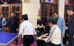 Ngọc Sơn bịt mắt làm 1 việc trong biệt thự dát vàng, khách nước ngoài trầm trồ