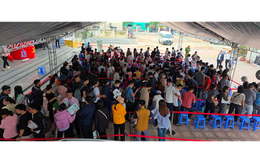 Hàng trăm khách thức đêm chờ mua NƠXH, chủ đầu tư bất ngờ đổi 'chiến thuật'