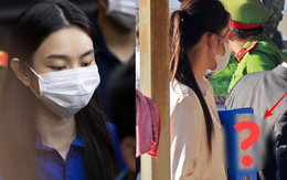 Hoa khôi Thuý Vi mang đến phiên toà xét xử Thuỳ Tiên 1 chiếc hộp, bên trên có dòng chữ cay đắng