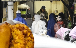 Thực tế tại hàng bánh chuối Hà Nội khiến khách "ức phát khóc": Người mua vẫn tới đông nghịt dù trời mưa lớn