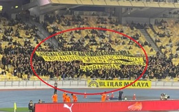 CĐV Malaysia có hành động đặc biệt khiến LĐBĐ phải “muối mặt”