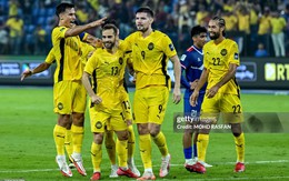 HLV tuyển Malaysia "cạn lời", đánh trống lảng khi bị hỏi về 7 cầu thủ nhập lậu