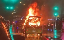 Hà Nội: Ô tô bốc cháy ngùn ngụt giữa trời mưa