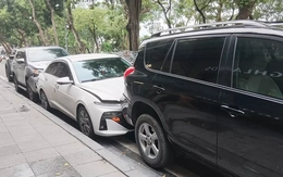 Hà Nội: 4 ô tô 'dồn toa' trên phố Lê Thái Tổ