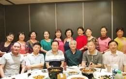 Đi họp lớp, các bạn được đại gia tặng quà 10 triệu đồng, trả hết hoá đơn: Không ngờ tôi vắng mặt bỗng thành “người may mắn nhất”