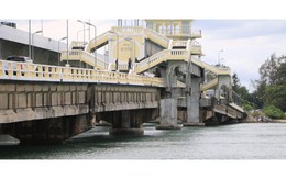 Người đàn ông cố tình lao ô tô xuống sông, nhân viên cứu hộ sửng sốt khi nhìn vào bên trong xe