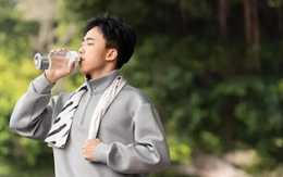 Đi tiểu thường xuyên sau khi uống nước là thận khỏe?