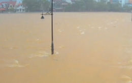 Huế lại mưa trắng trời, cảnh báo nguy cơ 'lũ chồng lũ'