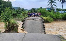 Sập cầu dân sinh ở Quảng Ngãi, cả người và xe máy rơi xuống nước