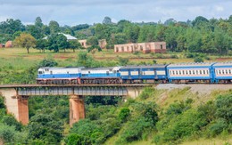 Đang nợ Trung Quốc hơn 4 tỷ USD, một nước nghèo vay thêm 1,4 tỷ USD từ chủ nợ để đại tu đường sắt dài hơn 1.800 km, mở đường cho Bắc Kinh đưa tài nguyên về nước nhanh chóng