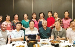 Đi họp lớp, các bạn được đại gia tặng quà 10 triệu đồng, trả hết hoá đơn: Không ngờ tôi vắng mặt bỗng thành "người may mắn nhất"