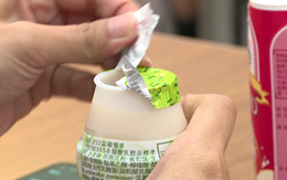 Nên xé hay chọc thủng màng nhôm khi dùng sữa chua uống?