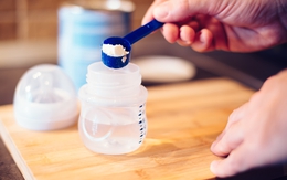 WHO khuyến cáo cha mẹ Việt NGỪNG DÙNG NGAY loại sữa dành cho trẻ sơ sinh này, vệ sinh kỹ các vật dụng, bề mặt tiếp xúc với sữa bằng nước xà phòng nóng hoặc máy rửa bát