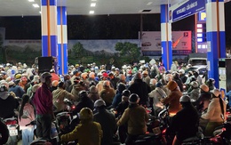 Người dân Đà Lạt ùn ùn đi đổ xăng trong đêm