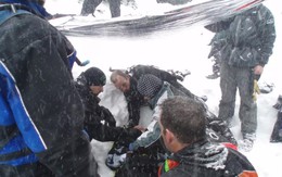 Người đàn ông sống sót kỳ diệu sau 5 giờ bị chôn sống dưới tuyết