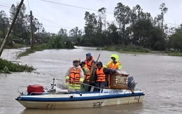 Cháu bé tử vong, Công an Đắk Lắk vượt lũ mang quan tài để gia đình lo hậu sự