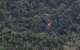 Nghẹt thở cảnh dùng drone cứu người mắc kẹt trên ốc đảo giữa bốn bề lũ dữ