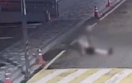 Thời sự công bố clip Chủ tịch showbiz xâm hại tình dục cô gái say rượu đến mù mắt, còn vứt nạn nhân bên đường